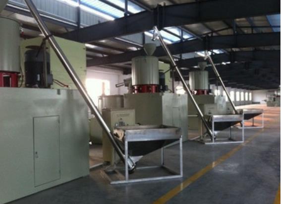 1685166942191427.jpg 上料機配合注塑機.jpg